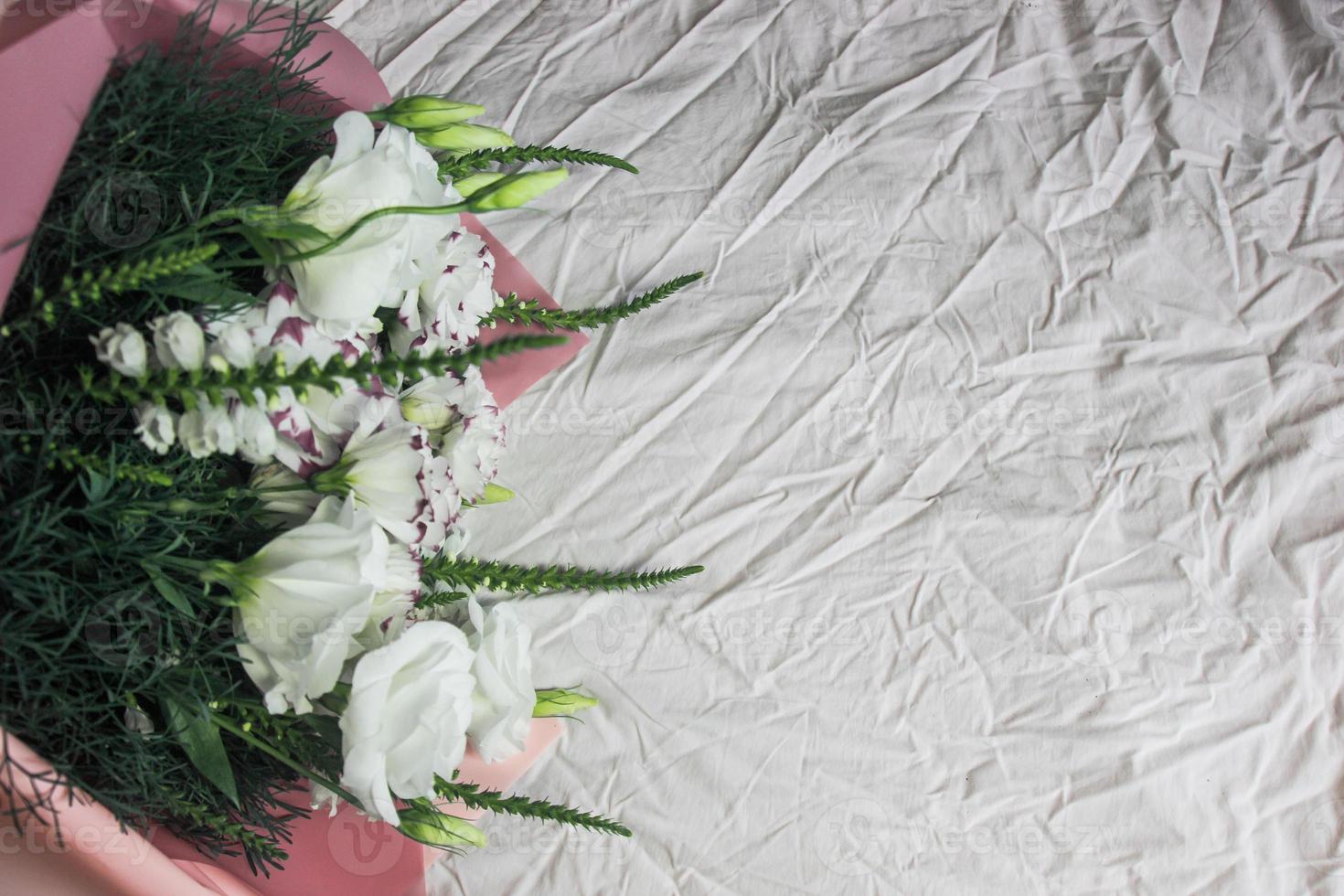 festlig vit bukett av blommor på en ljus bakgrund, rosa färg bukett, bakgrund, blommor vita foto