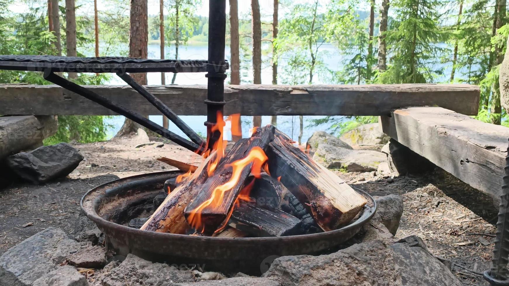 foto av en lägereld i skogen