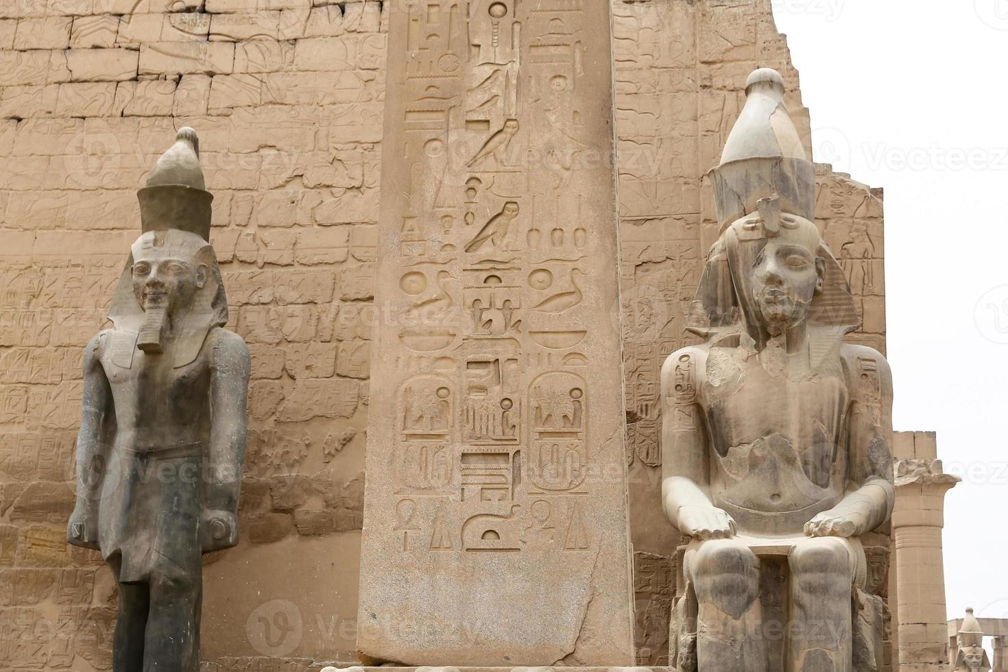 skulpturer i luxor tempel i luxor, egypten foto