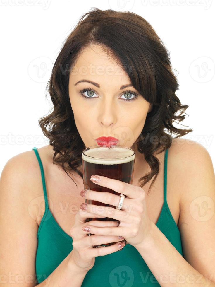 attraktiv ung kvinna som dricker öl foto
