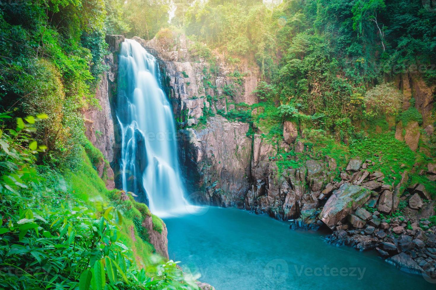 vackert fantastiskt djupt skogsvattenfall vid Haew narok vattenfall, khao yai nationalpark, thailand foto