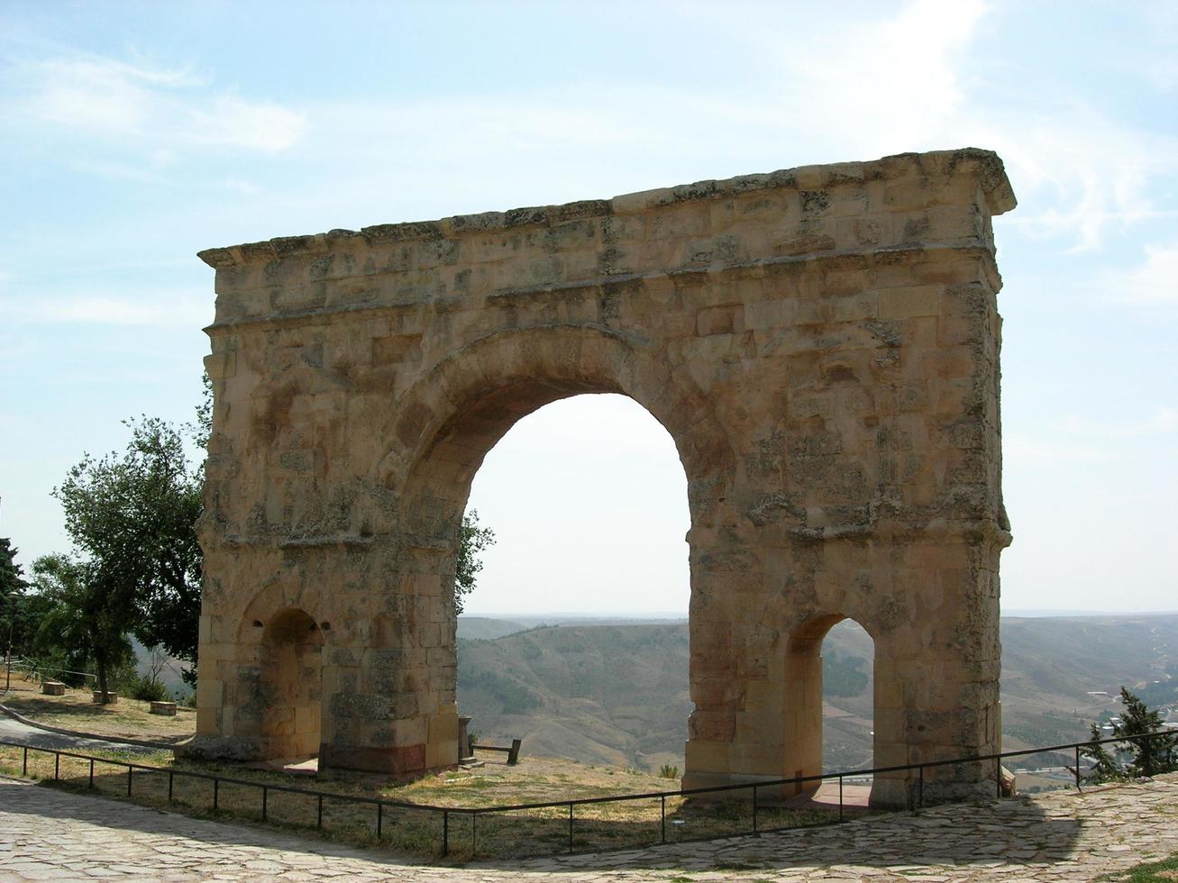 romersk triumfbågemonument i medinaceli foto