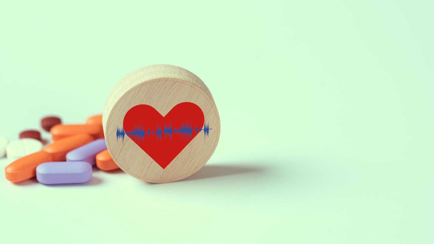 hjärtikon på träblock placerad framför pillret, foto