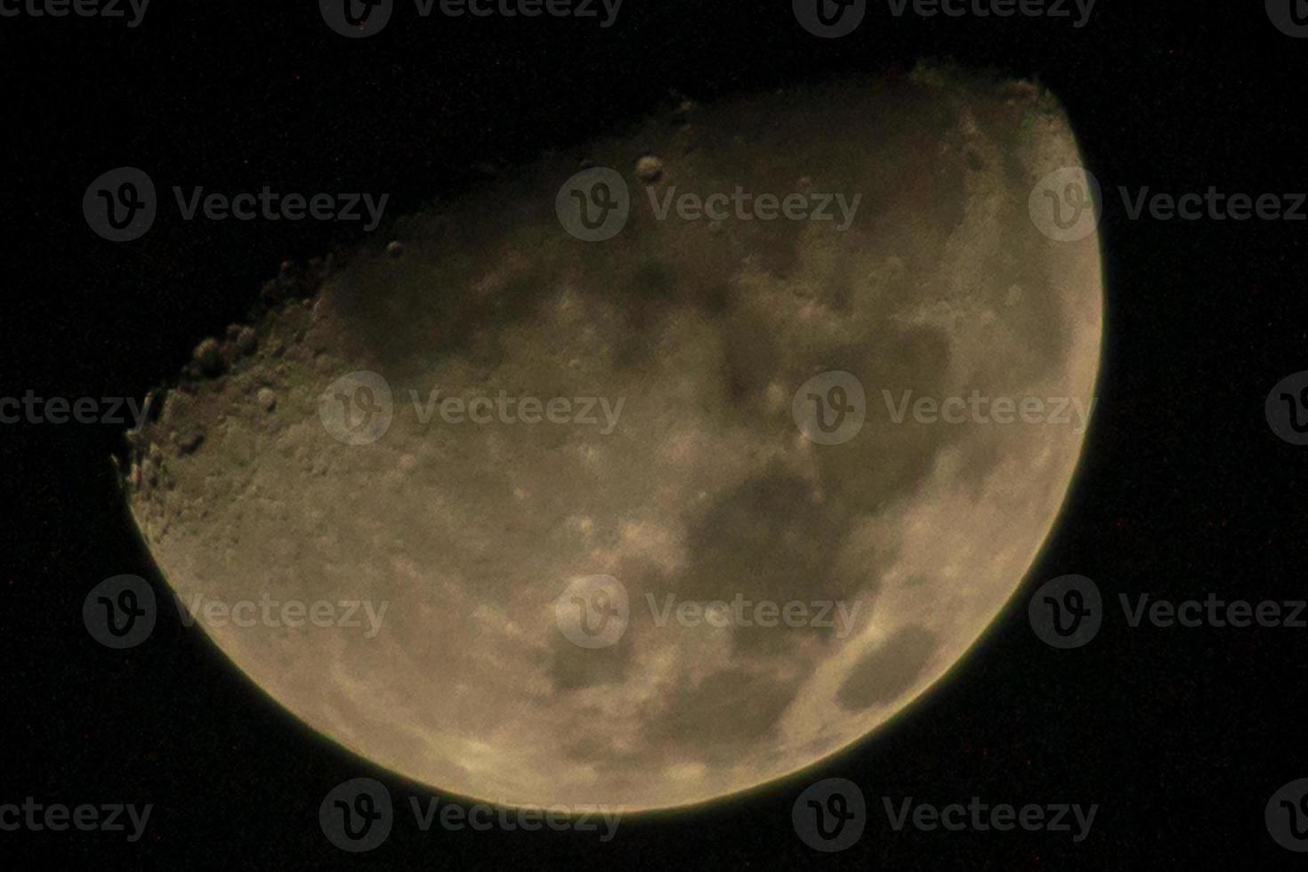 månen med sin ihåliga struktur. halvmåne väldigt nära foto