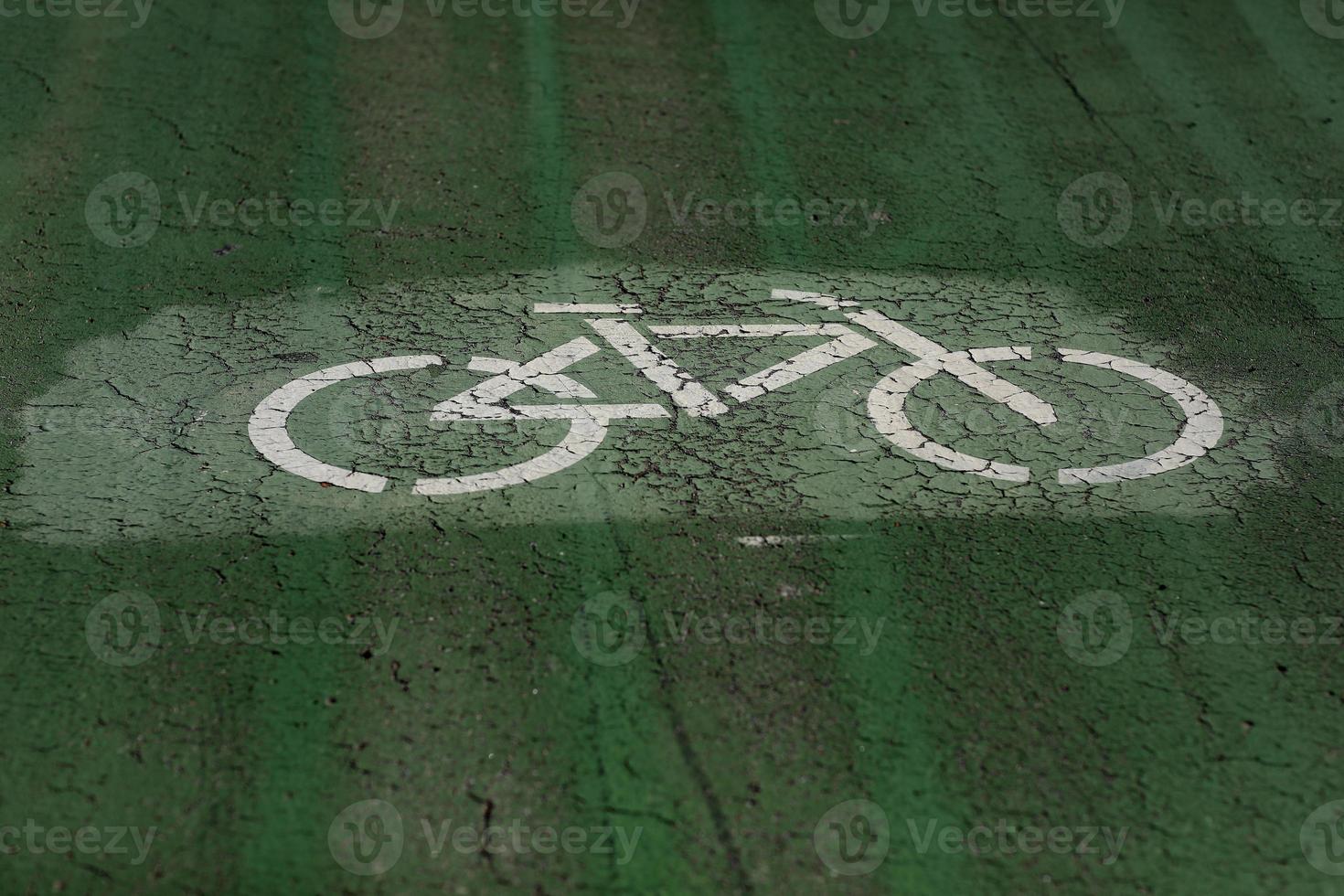 cykelskylt på en speciell grön cykelbana för cykling. högkvalitativt foto