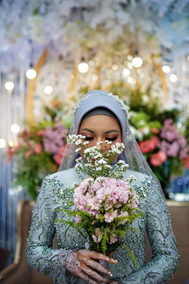 bandung, västra java, indonesien, 2021- muslimsk brud i indonesiskt traditionellt bröllop. foto