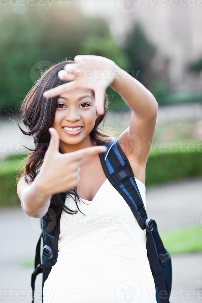 asiatisk högskolestudent som gör en ram foto