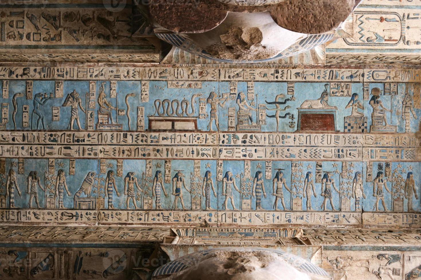 scen i denderah tempel, qena, egypten foto