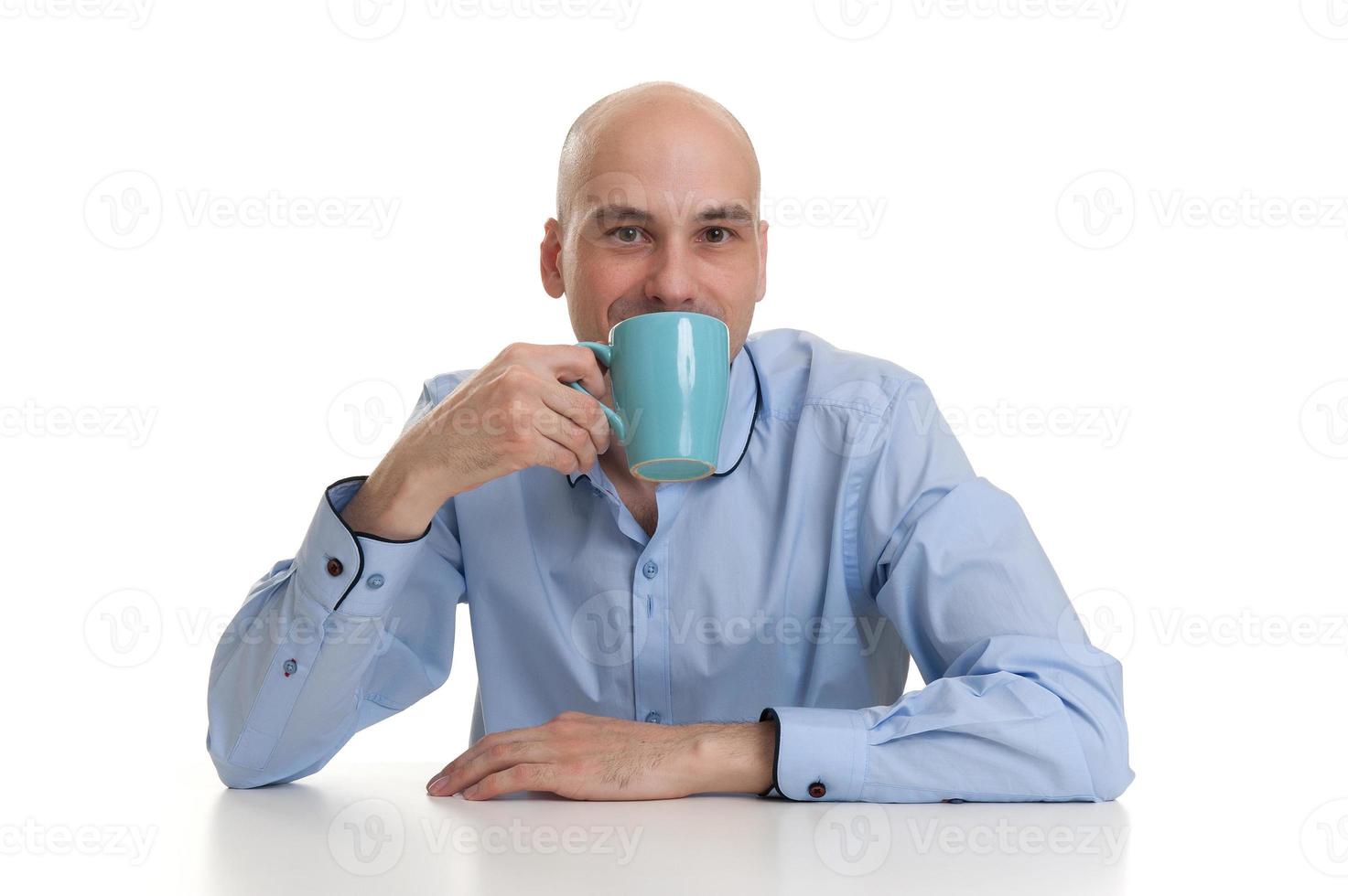 ung man dricker kaffe foto