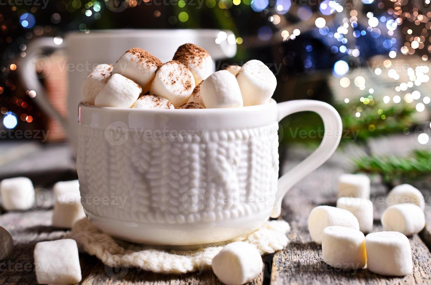 varm dryck med marshmallows foto
