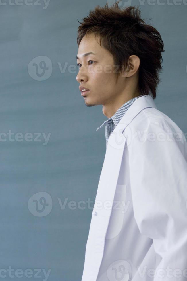 manlig student som bär vitrock foto