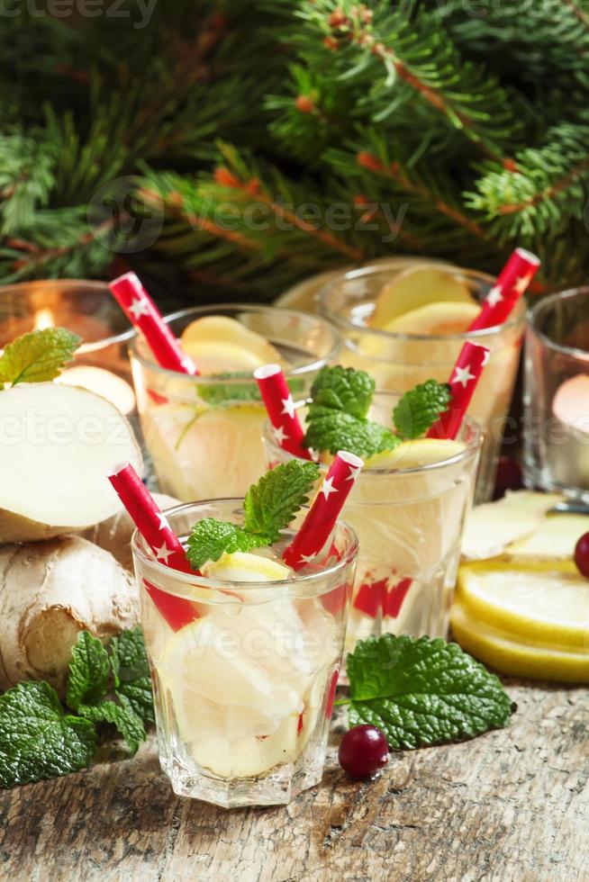 festlig varm ingefära citron drink foto