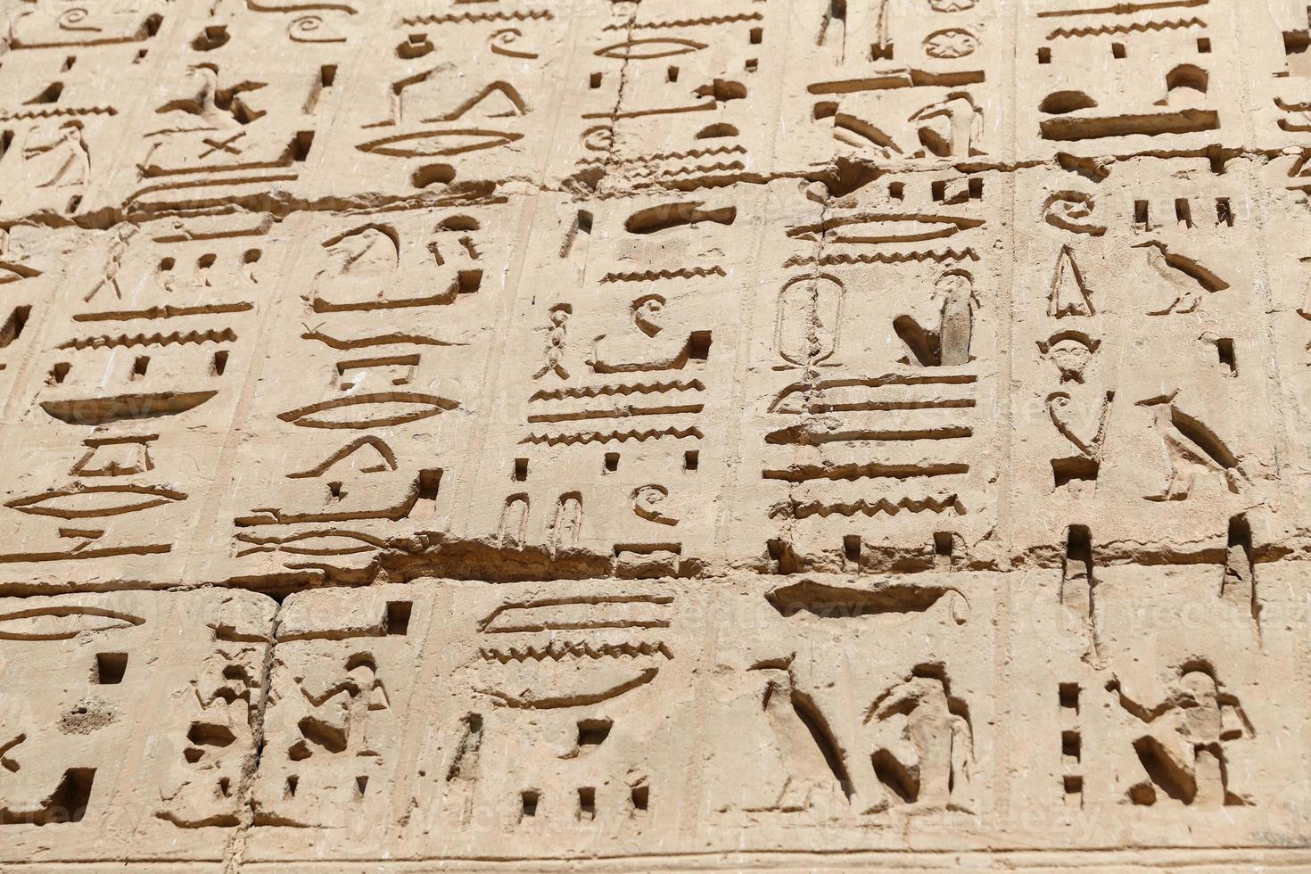 egyptiska hieroglyfer i medinet habu tempel, luxor, egypten foto
