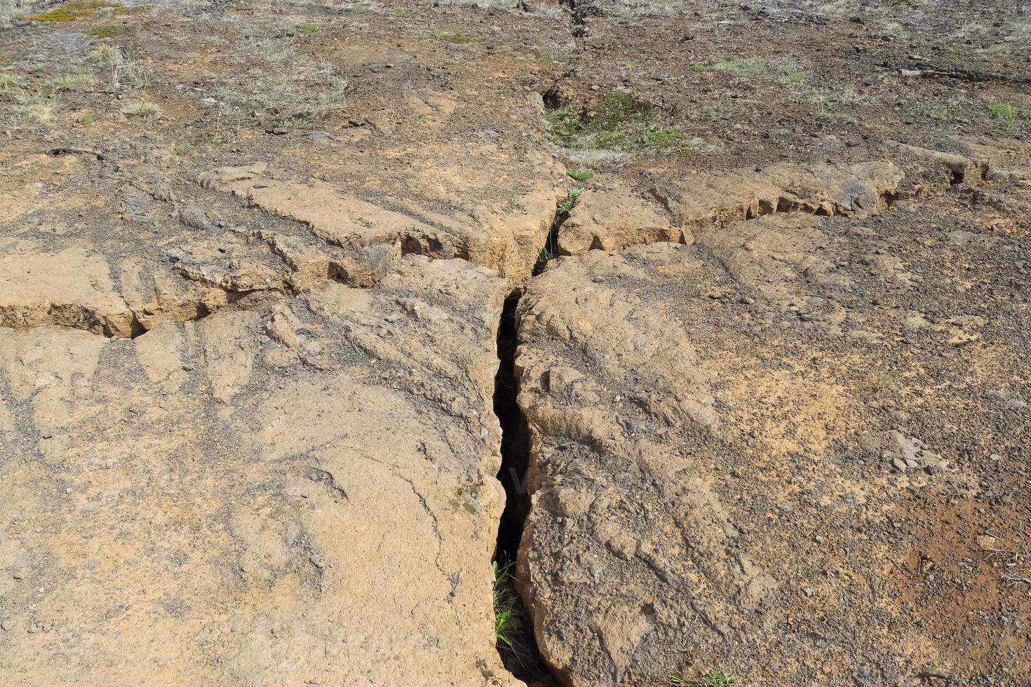 det vulkaniska landskapet runt vulkanen leirhnjukur på island - svavel, klippor och ödemark. foto