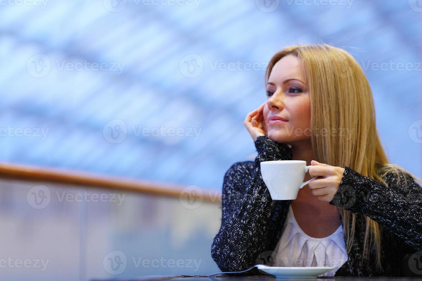 kvinna dricker kaffe foto
