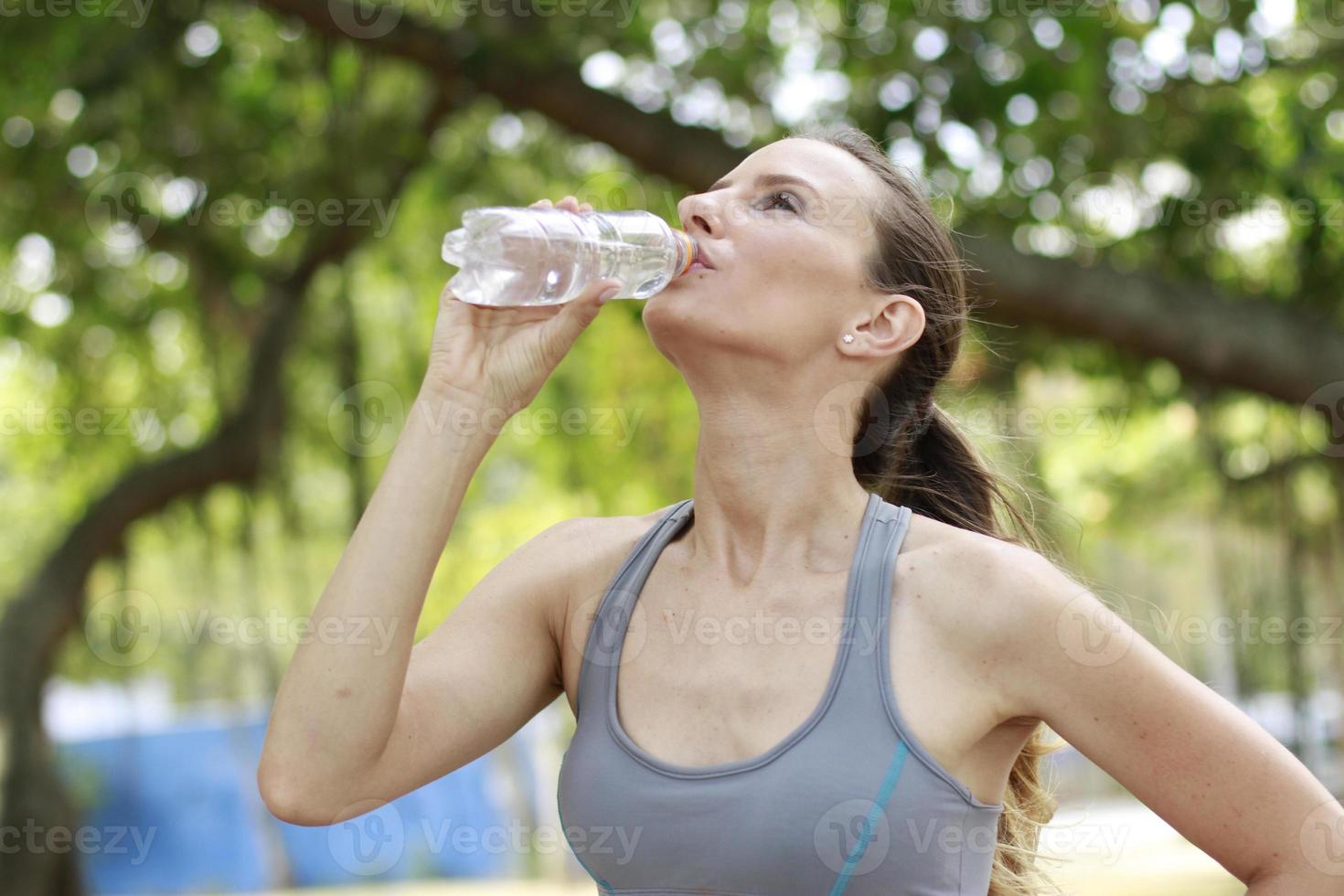 kvinna dricksvatten foto