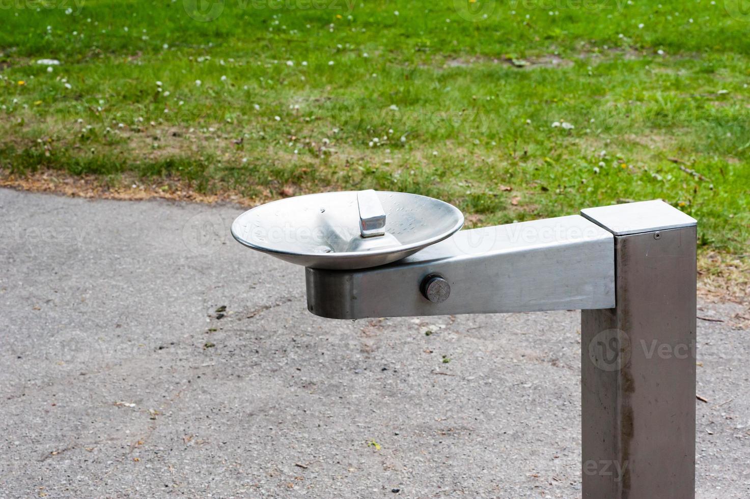 metall dricka fontän i park foto