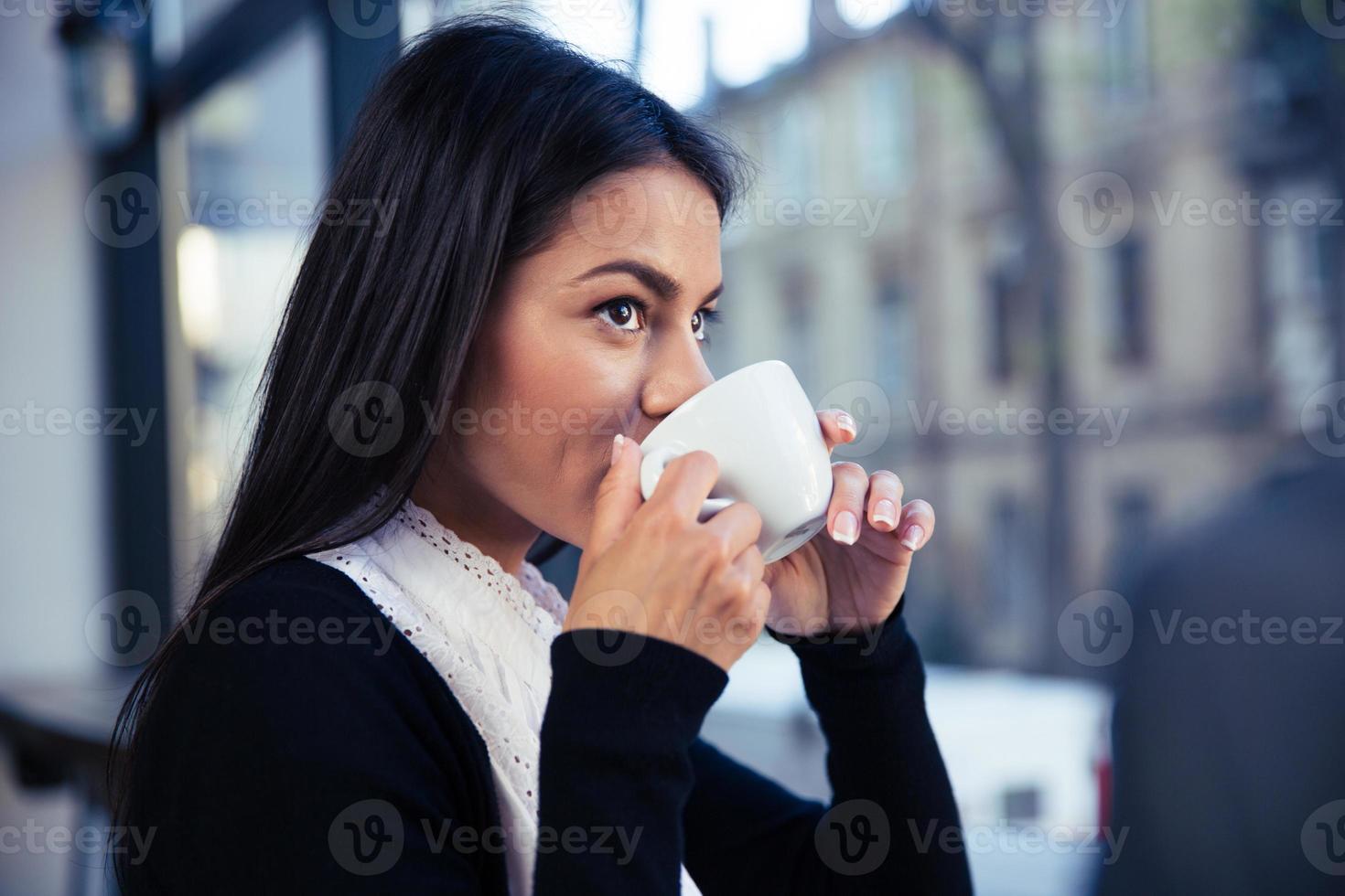 affärskvinna som dricker kaffe på café foto