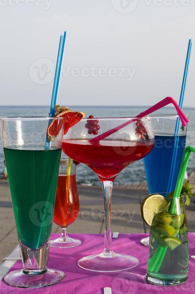 uppfriskande drinkar på stranden foto