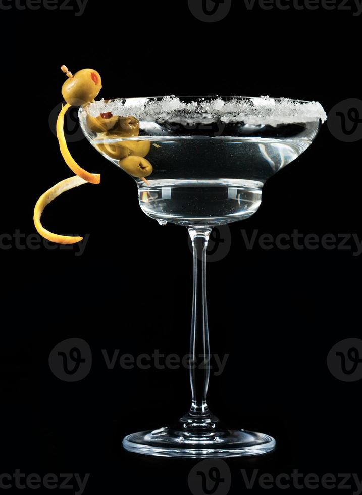 alkohol drink på svart bakgrund foto