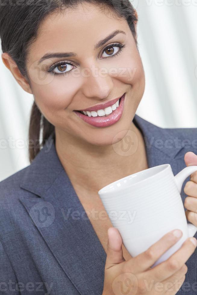 kvinna som dricker te eller kaffe foto