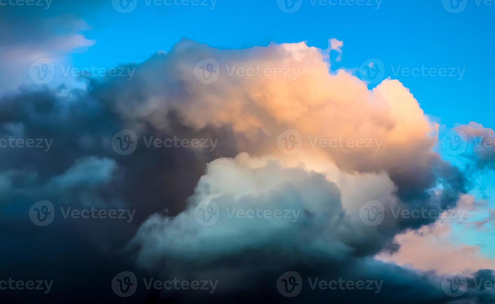 vackert panorama av orange och gula moln vid soluppgången foto