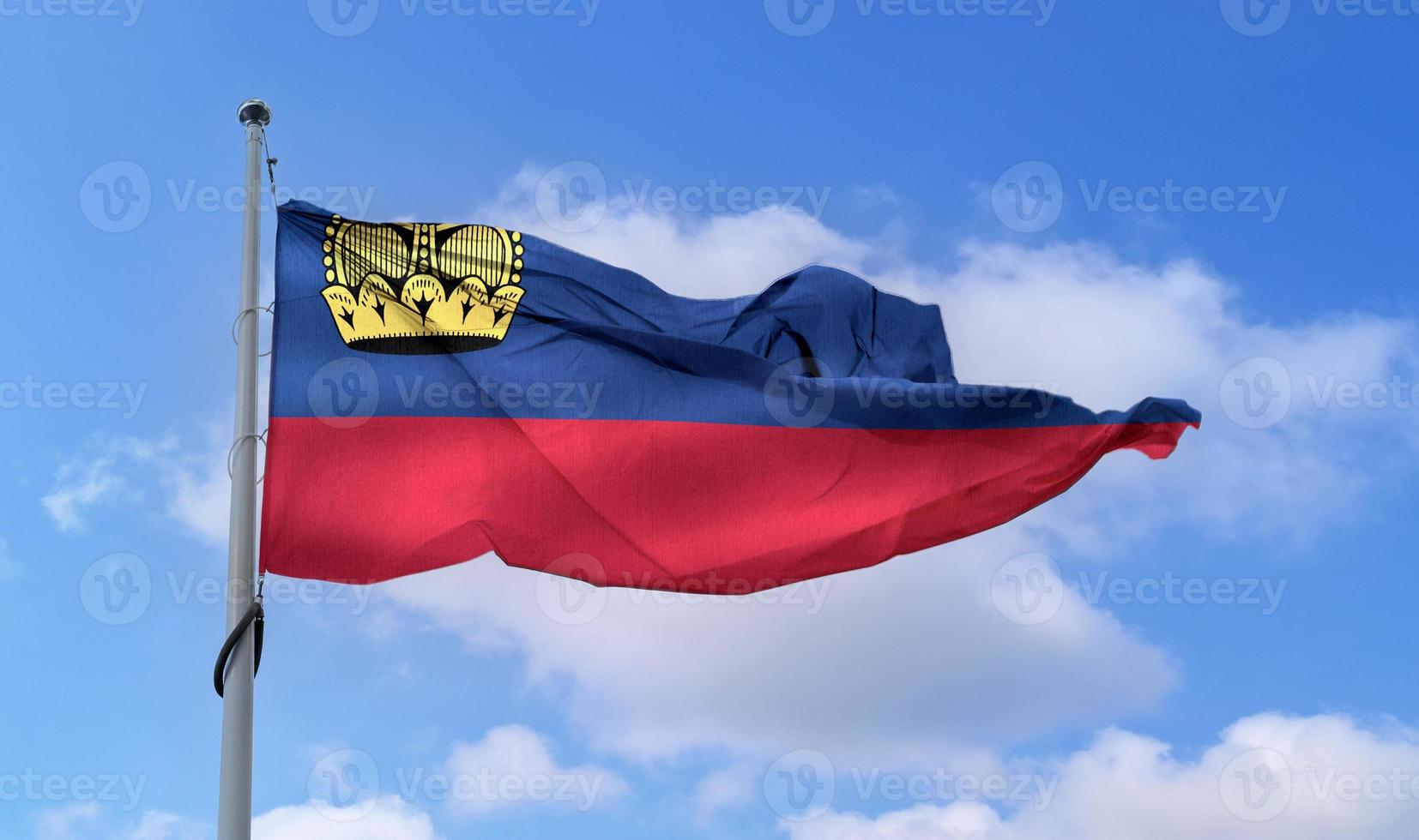 liechtenstein flagga - realistiskt viftande tygflagga. foto