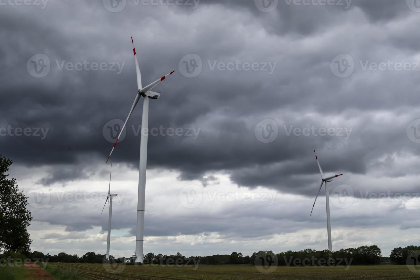 panoramautsikt över vindkraftverk för alternativ energi i en vindpark i norra Europa foto