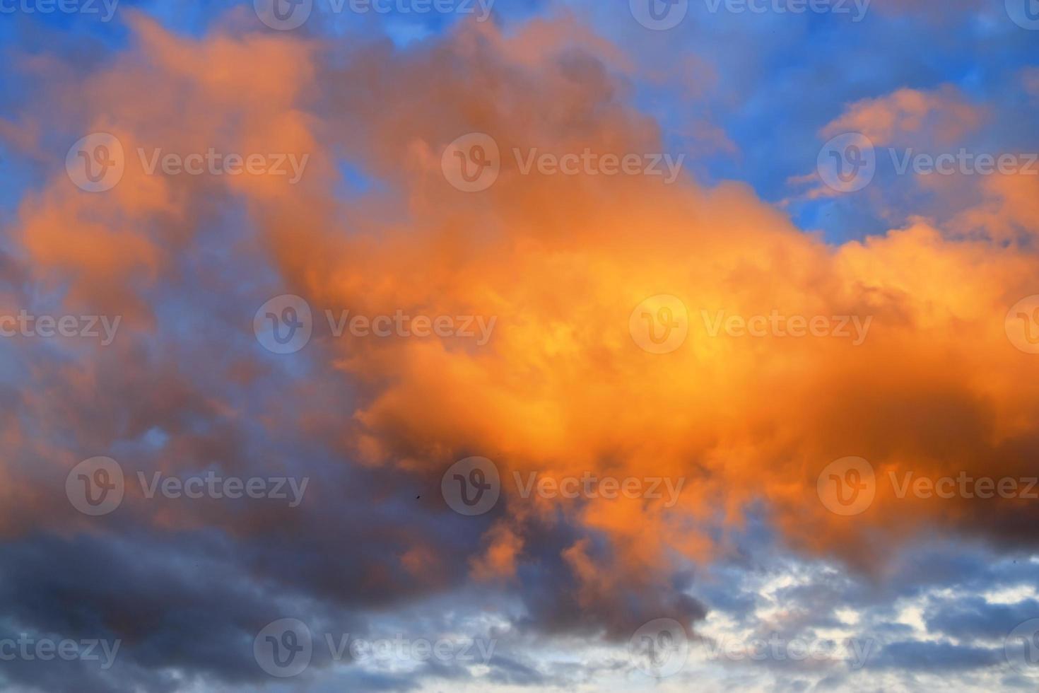 vackert panorama av orange och gula moln vid soluppgången foto