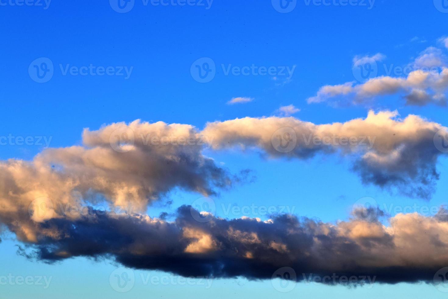 vackert panorama av orange och gula moln vid soluppgången foto