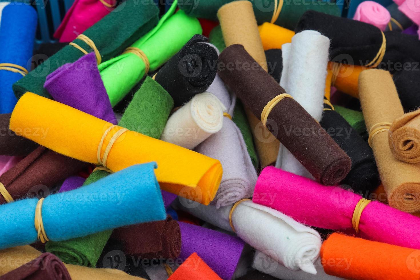 detaljerad närbild på prover av tyg och tyger i olika färger som finns på en tygmarknad foto