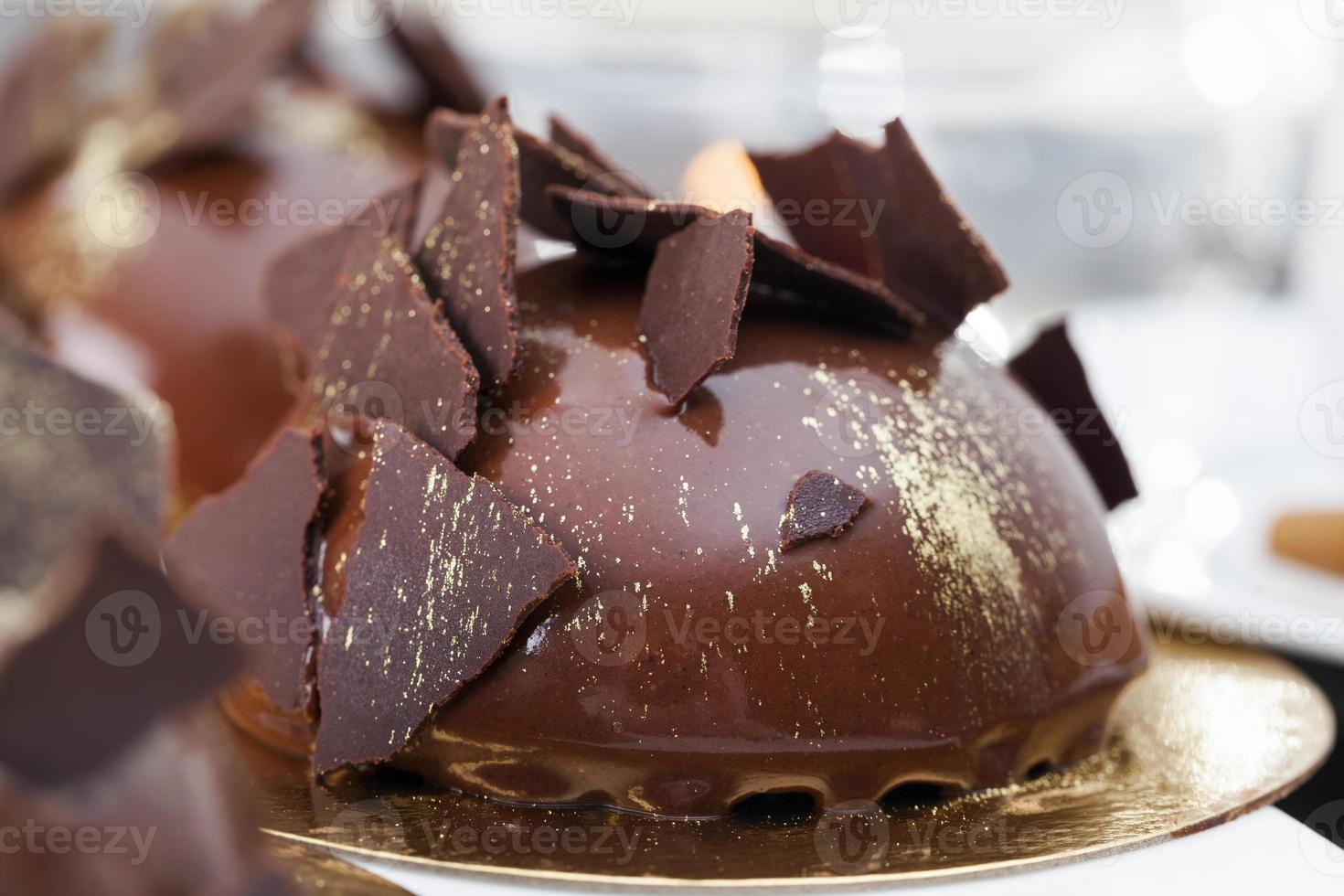 chokladgräddtårta gjord av chokladdeg foto