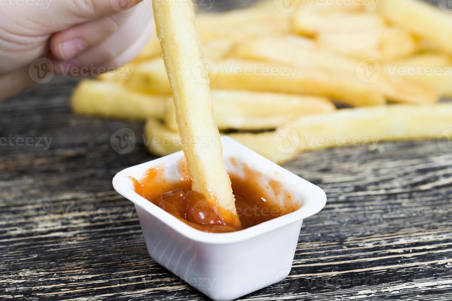 krispiga pommes frites och ketchup foto