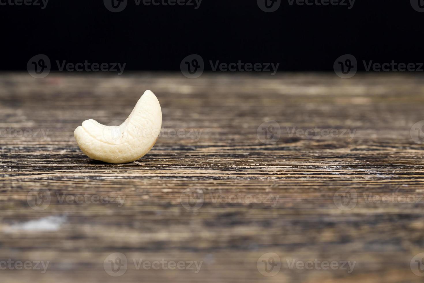 råa cashewnötter av hög kvalitet redo att ätas foto