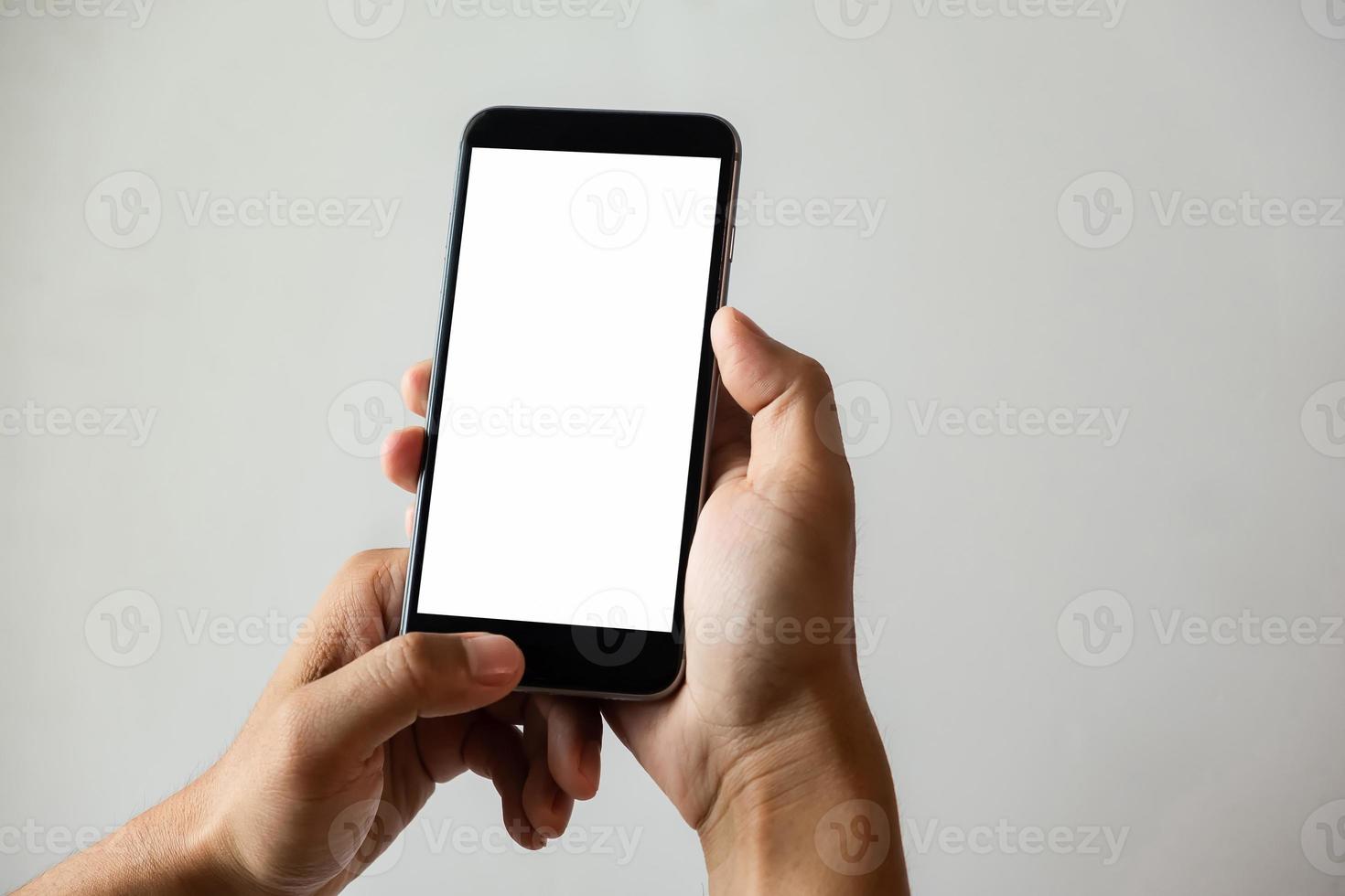 man som håller svart smartphone isolerad foto