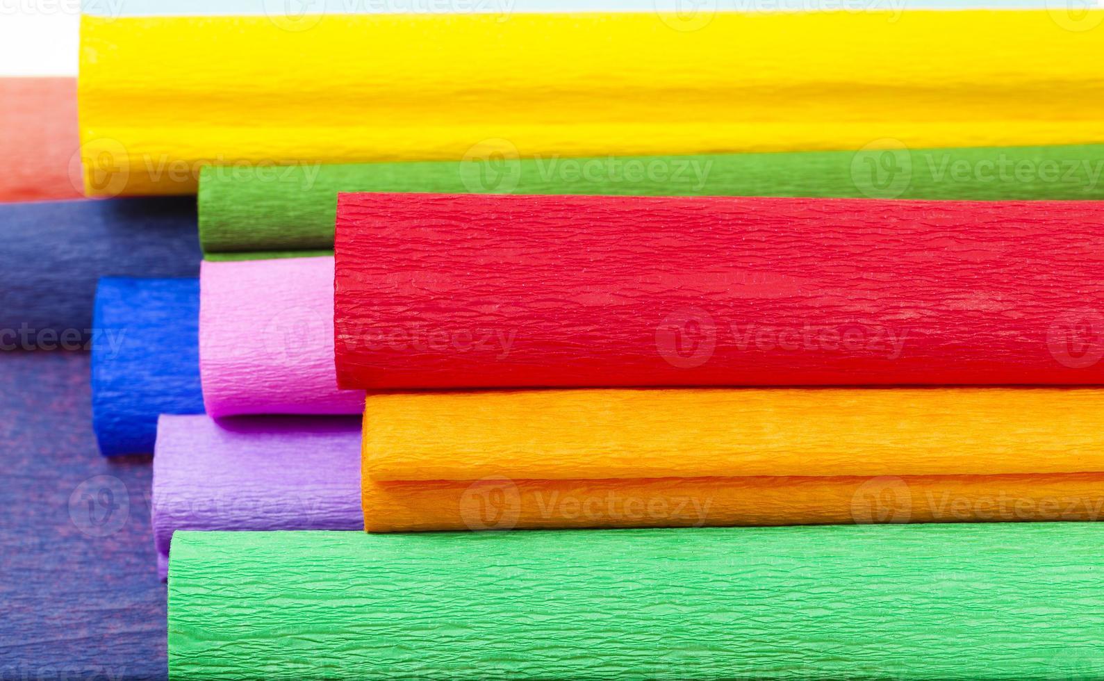 kräpppapper - det flerfärgade kräpppappret satt ihop foto