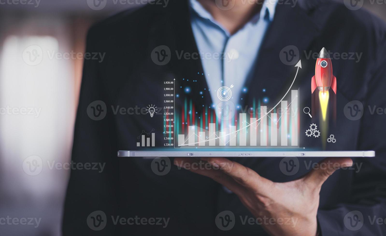 affärsman eller köpman visar hologram lager med riktningen att stiga som en raket i hand finanskoncept, aktiemarknad, snabbväxande verksamhet som en raket. foto