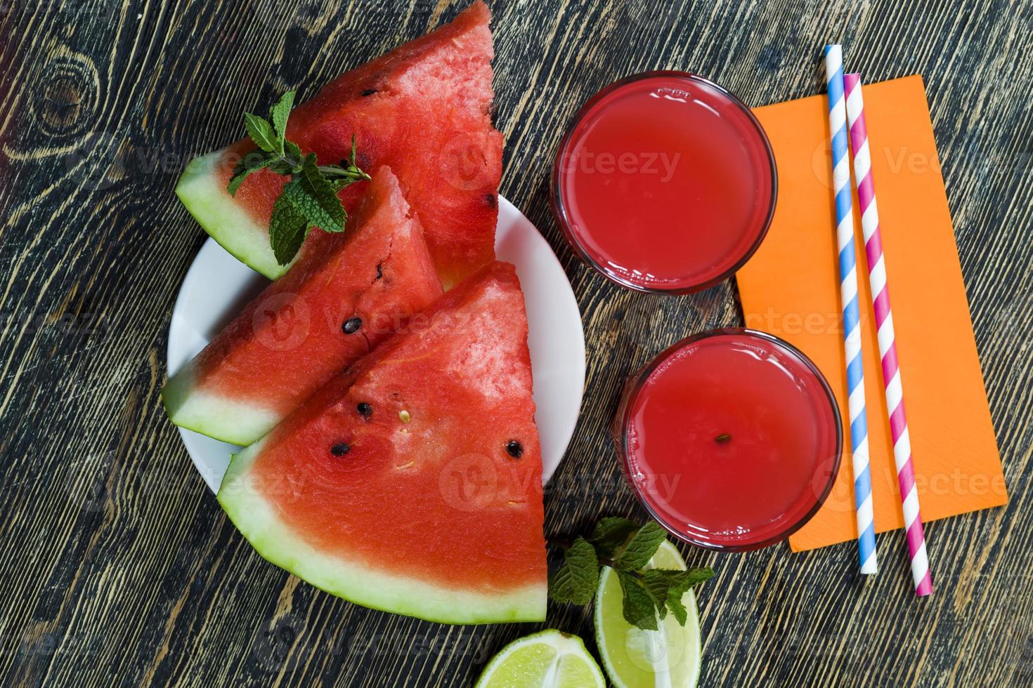 ett bord med mat och röda mogna vattenmeloner foto