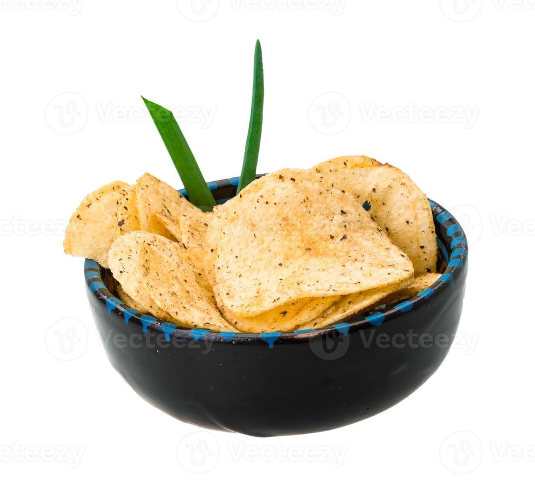 potatischips i en skål på vit bakgrund foto