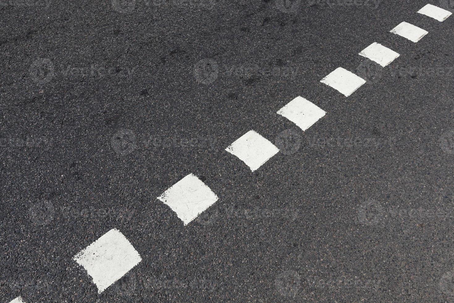 asfalterad väg, en närbild av en del av körbanan på en asfaltsväg foto