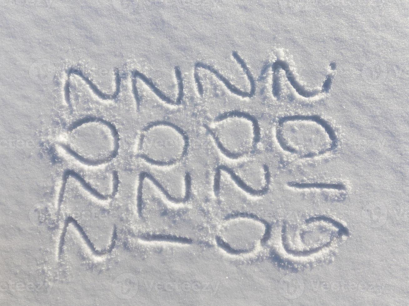 kaotiska inskriptioner av symboler och bokstäver på snön foto