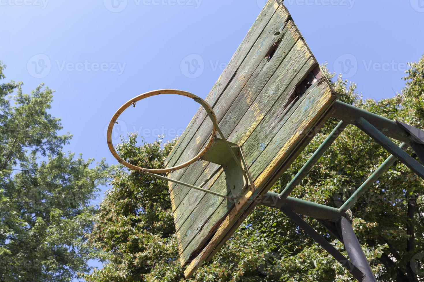 en gammal basketring på gården foto