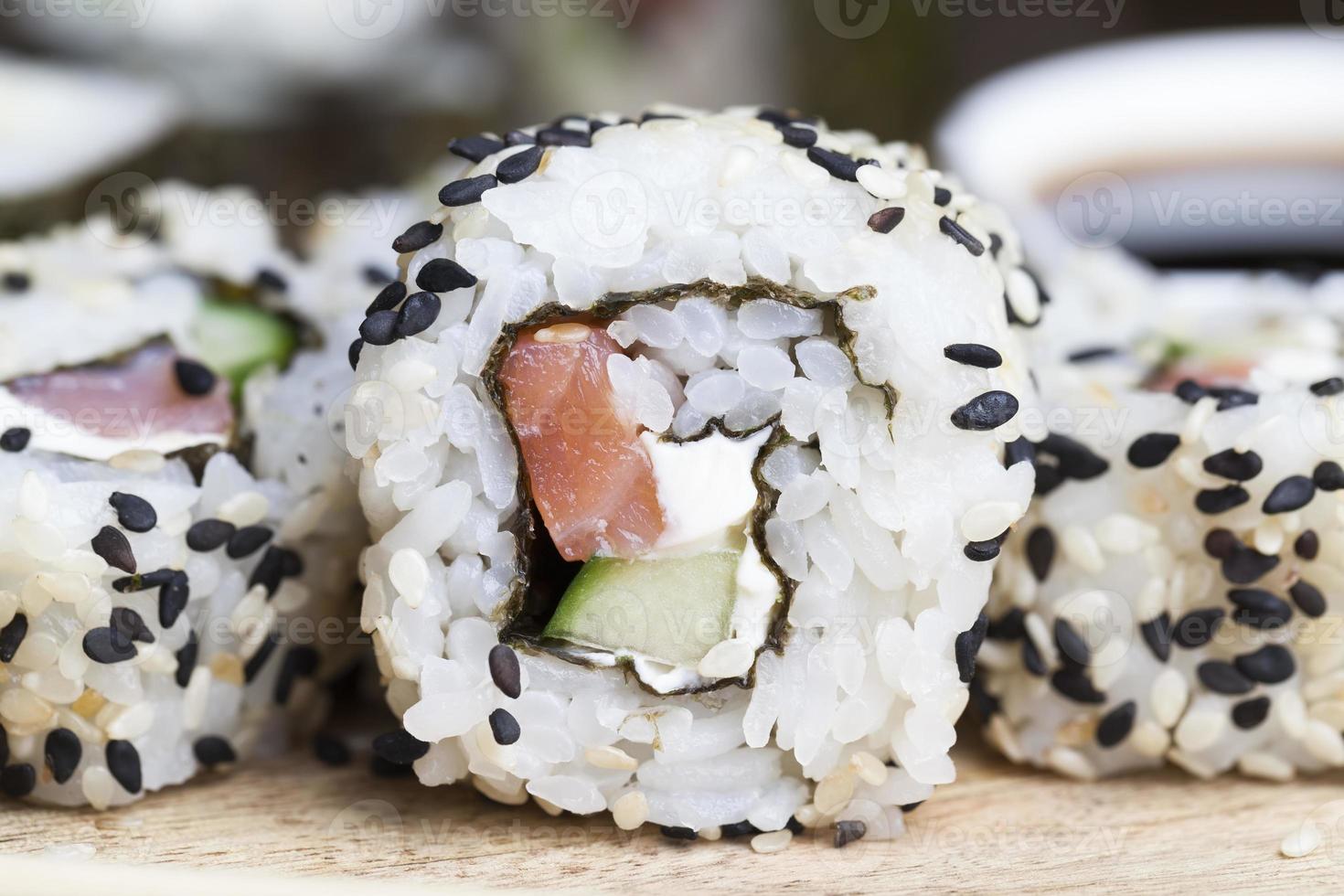 sushi gjord på vitt ris, öring och avokado foto