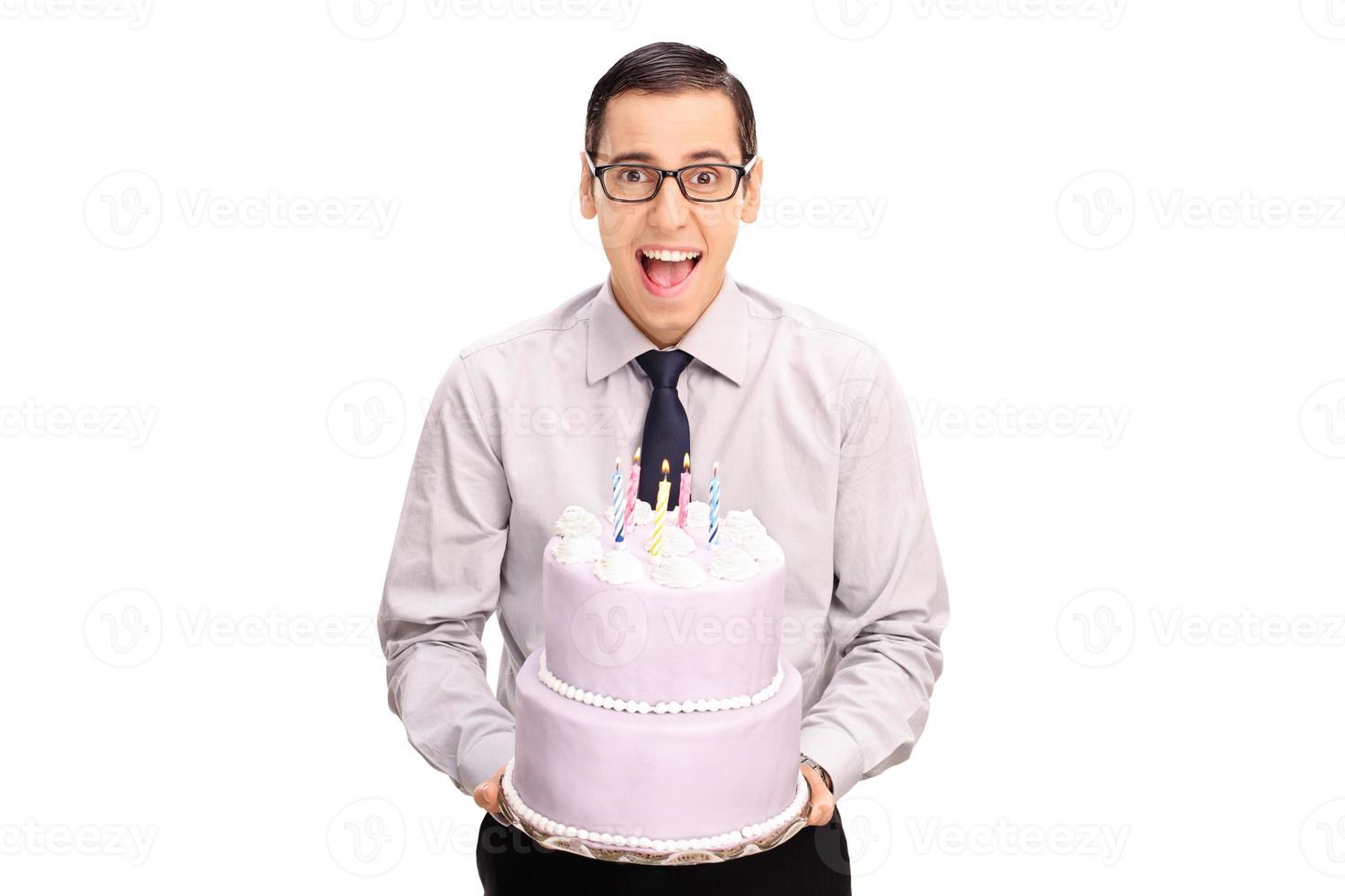 glad ung man som håller en födelsedagstårta foto