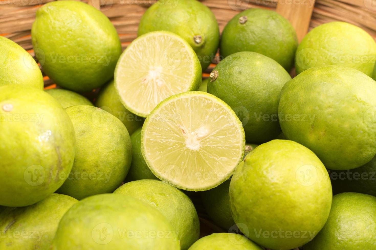 citroner i en korg. foto