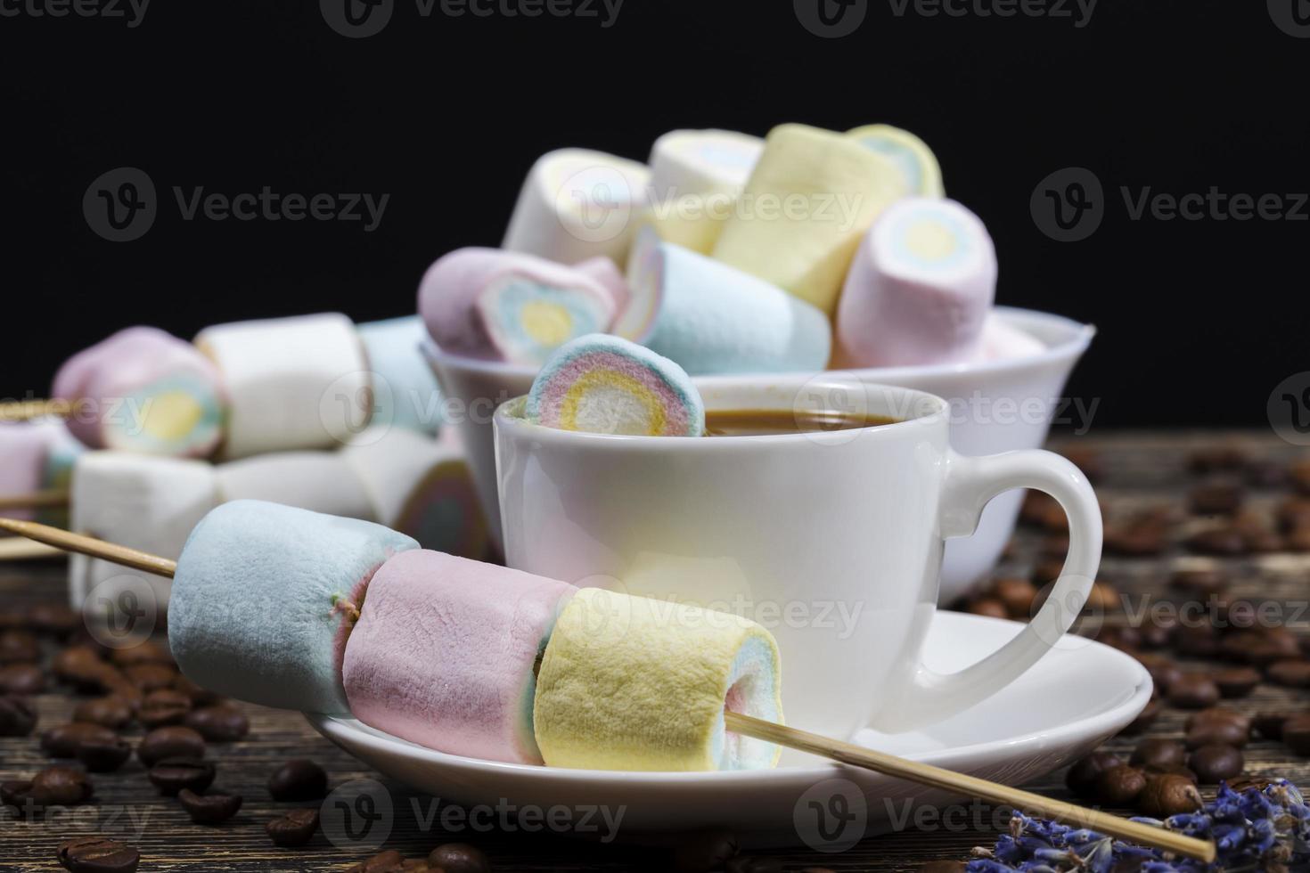 marshmallow är gjord i olika färger av cylindrisk form foto