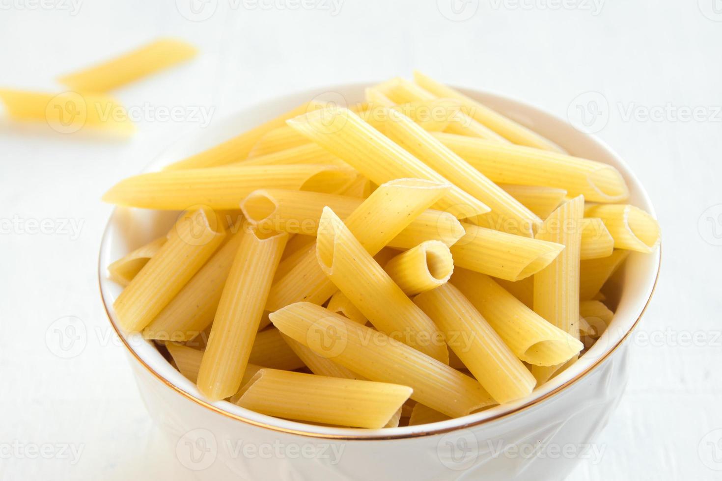 rå pasta penne foto