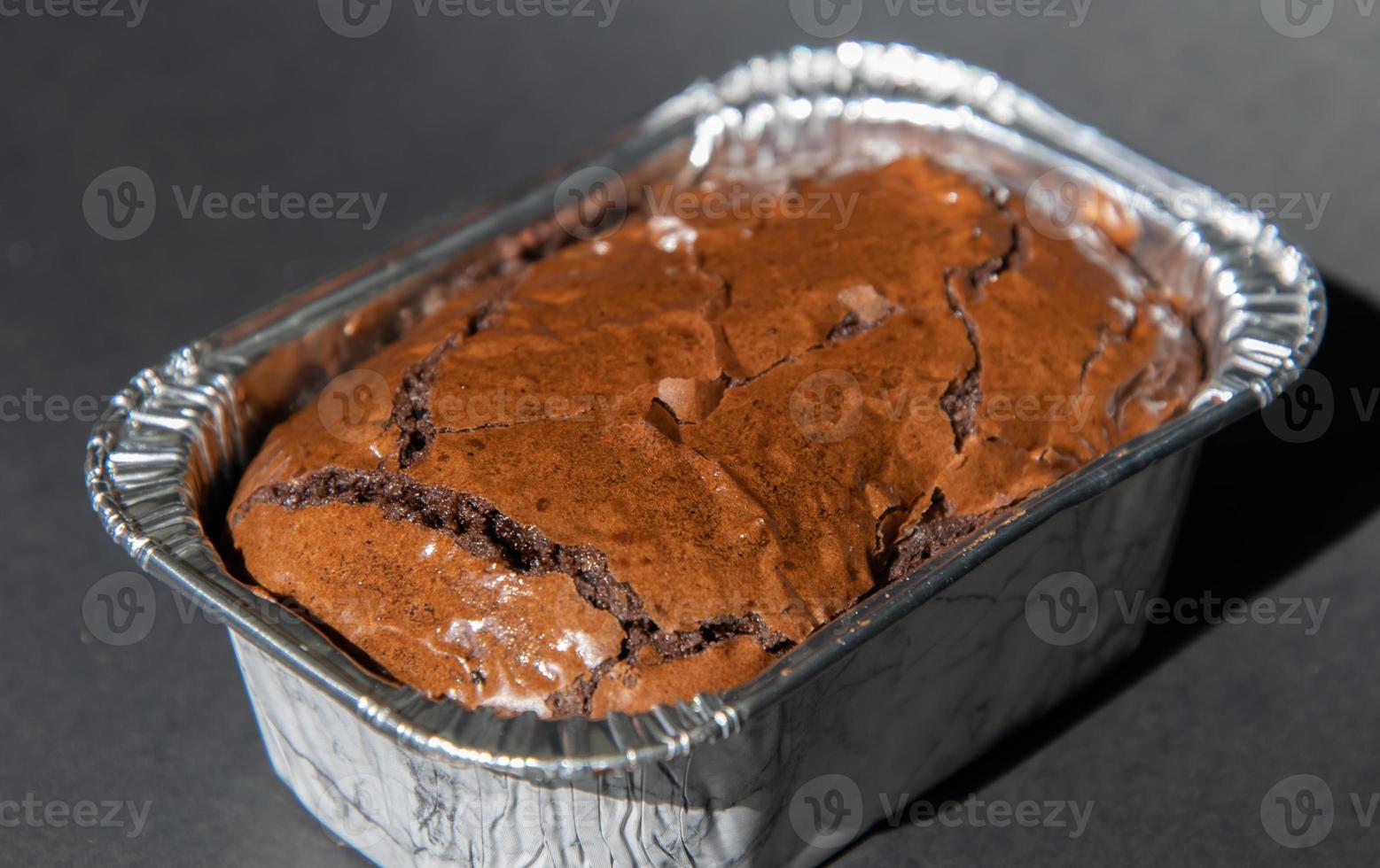 utsökt choklad brownie hemlagad, ingredienser av brownie, närbild fudge brownie, hemlagat bageri och dessert, bitar av färsk brownie, konfekt koncept. foto