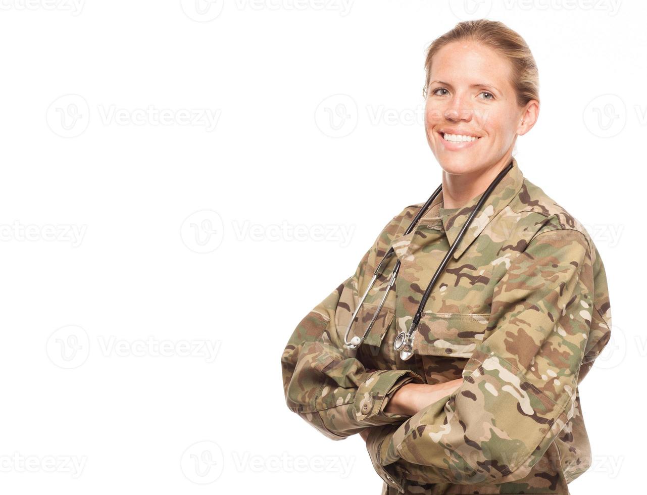 kvinnlig armé läkare i uniform med kopia utrymme. foto