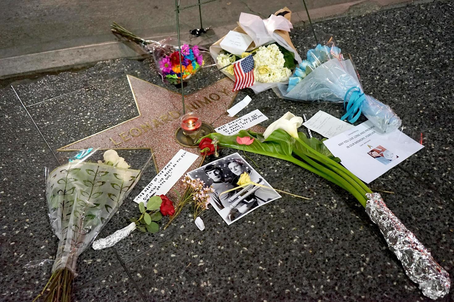 los angeles, 27 feb - minneskrans vid stjärnan av leonard nimoy på hollywood walk of fame på hollywood blvd den 27 februari 2015 i los angeles, ca. foto